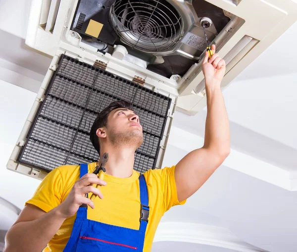 depositphotos_417482966-stock-photo-repairman-repairing-ceiling-air-conditioning img_artisans-min