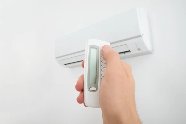 depositphotos_63321935-stock-photo-man-holding-remote-control img_histoire1-min